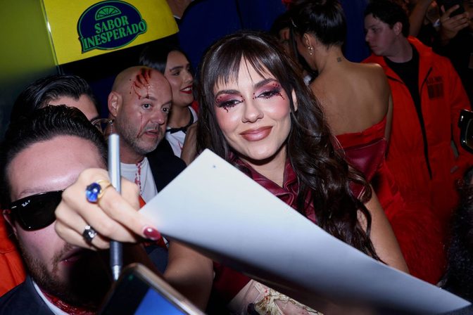 Victoria Justice Skeleton Corset Cleavage Love Zombie Party