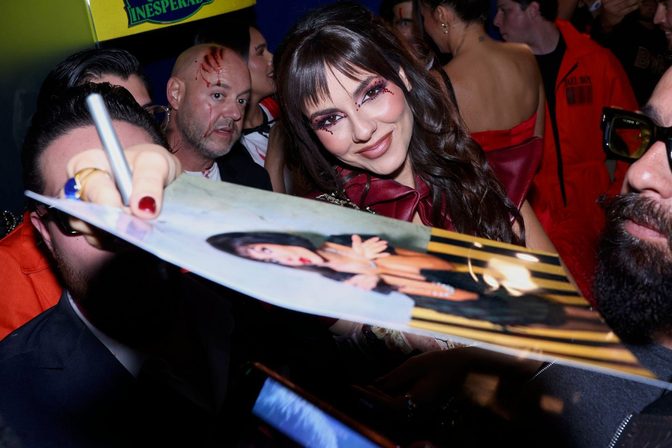 Victoria Justice Skeleton Corset Cleavage Love Zombie Party