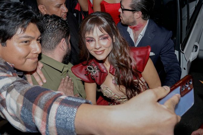 Victoria Justice Skeleton Corset Cleavage Love Zombie Party