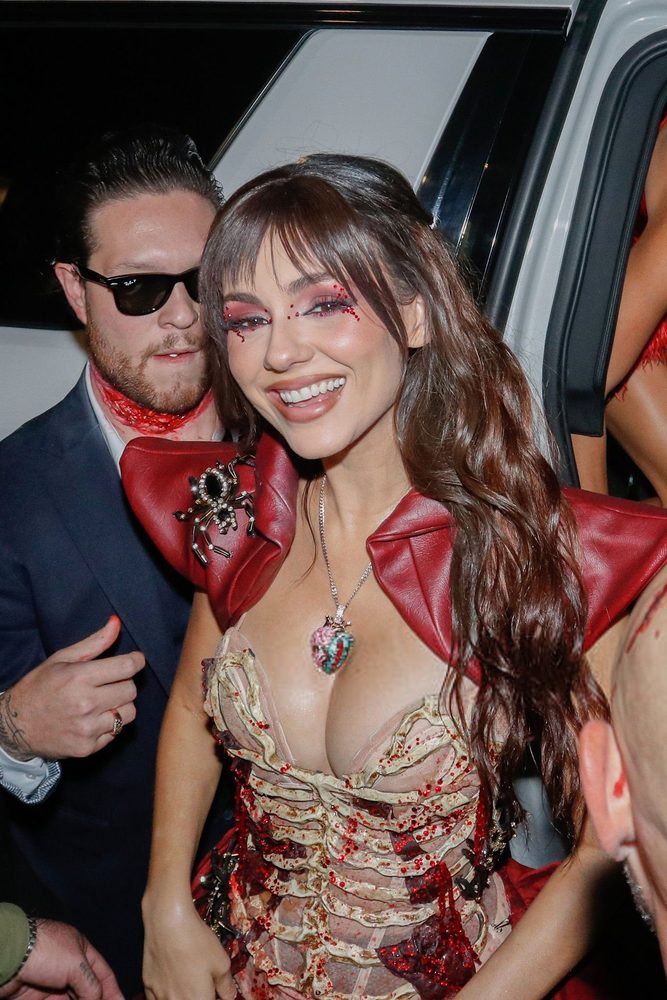 Victoria Justice Skeleton Corset Cleavage Love Zombie Party