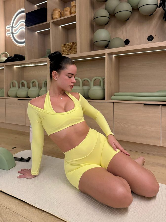 Yaslen Clemente Yellow Gym Set Cleavage Studio Selfies