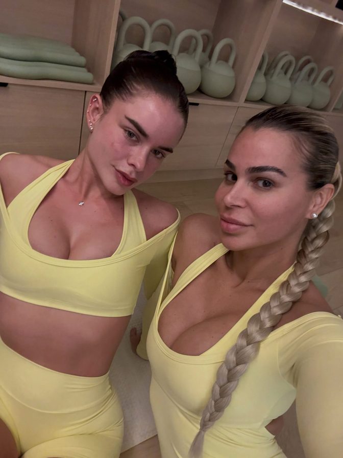 Yaslen Clemente Yellow Gym Set Cleavage Studio Selfies
